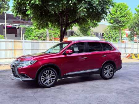 Mitsubishi Outlander 2.0CVT màu  Đỏ  sản xuất  2018 odo 57.000km xe cực hiếm